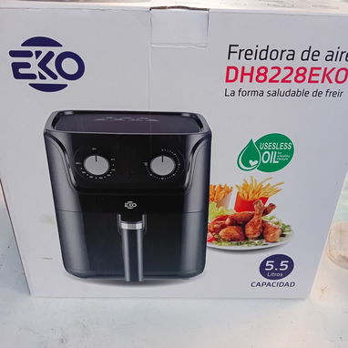 Freidora de aire 5.5L marca EKO de uso trabajando al 100 - 4/5