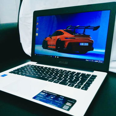 140 USD 💻 Laptop Asus blanca – Como nueva de paquete. - 3/5