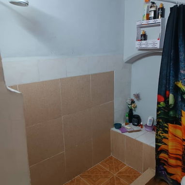 Se vende casa de 2 plantas a una cuadra de la calzada de 10 de Octubre - 8/10