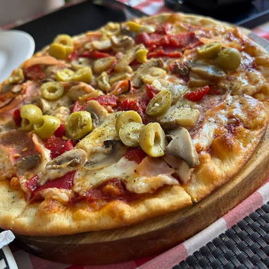 Buscó trabajo de pizzero cocinero tengo experiencia demostrable - Img 125352712