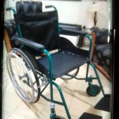 Vendo sillón d hierro con forros nuevos . Silla de ruedas .FireTV . pareja de botellones d oxígeno y acetileno vacíos - Img 121737213