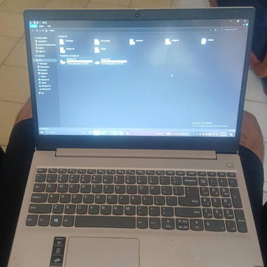 Se vende laptop Lenovo de uso cargador nuevo - Img 126817457