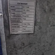 Se vende maquina de hacer hielo moderna con 2 tomas d alimentación de agua muy práctica - Img 45696309