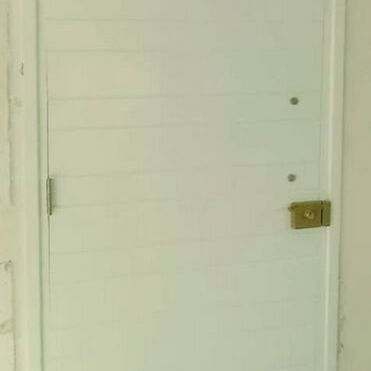 Desea una PUERTA de madera BUENA y CALIDAD !!!! La madera es de importación.. Se llama AYA - Img 121267882