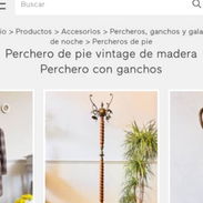 Perchero de pie vintage de madera torneada y ganchos de bronce. - Img 55631668