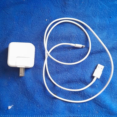 Vendo un IPhone XR de uso en 100 USD trabajando muy bién.Libre de Icloud.64 GB.IOS 18.5. Bateria 78 de vida. - Img 123354498