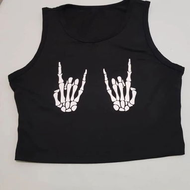 pulóver negro de mangas con contraste de malla al frente, blusa  blanca,CAMISETICAS CORTAS, pantaloneta estampada - 3/6