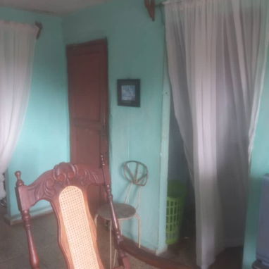 Se vende casa en moa de tres cuartos en 6000 y me ajusto se deja con todo adentro ubicada en las coloradas nuevas - 2/3