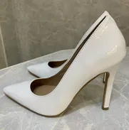Zapatos blanco de charol con tacón - Img 49802216