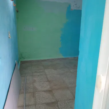 Se vende  con cosas adentro como refrigerador cocina frisar mesa de 4 sillas dos sillones - Img 122333404