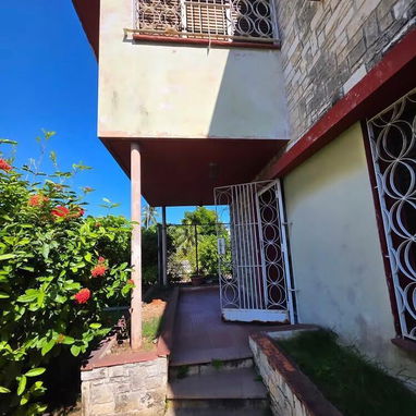 Casa Totalmente independiente Nuevo Vedado 430 m2 Año 1956 6/4 en 160mil 53582376 - Img 122847170
