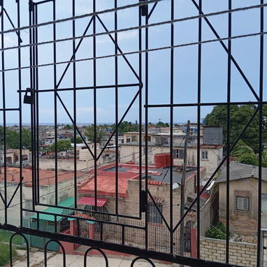 Ref # 82.Ofertaaaa a la venta apto de un cuarto frente de calle con balcón y super céntrico!!!! - 2/10