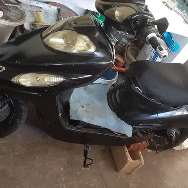 En venta moto forza , 1 lata de pintura, plasticos de reserva, tenedor y balancin de reserva y su capa para la lluvia. - 3/8