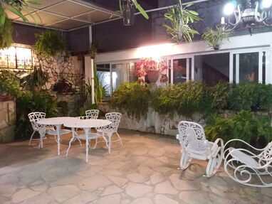Habitación privada entrada independiente climatizada con baño en su interior,piscina,patio,Bbq, - Img 25878433