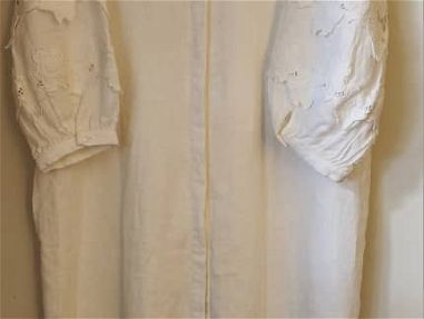 Vendo vestido blanco de hilo con mangas de tela bordada - Img main-image