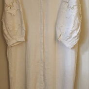 Vendo vestido blanco de hilo con mangas de tela bordada - Img 44332175