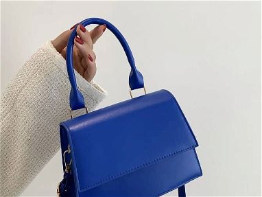 Cartera con tira larga azul llamativo a la moda solo en Pava’s shop - Img main-image-45634920
