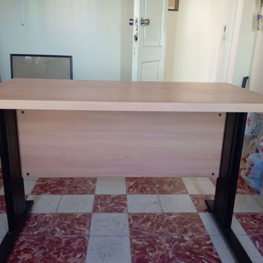 Vendo butaca  de oficina importada de uso de color gris con ruedas y 2 sillas. - 3/4