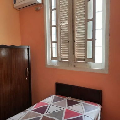 Venta de buen apto Vedado letras. 2/4. 1 ER piso - 4/7