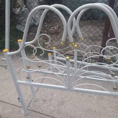 Camas capitoneadas y de tubos, variedad de modelos y estilos ,no dude en darle un toque especial a su dormitorio - Img 126022563