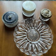 Vendo adornos de vidrio antiguos y botellón de agua antiguo con base - Img 43096354
