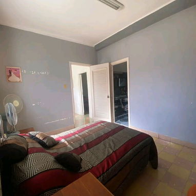 Apartamento en 2do piso Céntrico, frente al Salón Rosado de la tropical - 5/10