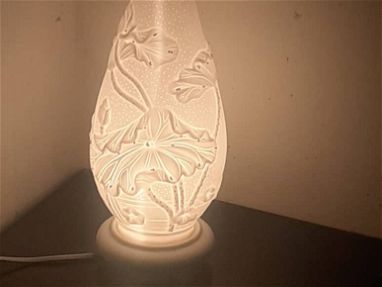Lámpara de mesa moderna: iluminación elegante y funcional para tu hogar - Img main-image