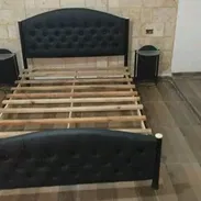 Cama de tubos tapizada en negro con sus dos mesitas de noche - Img 57983605