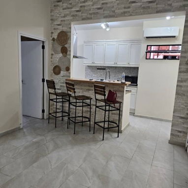 Apartamento interior de una habitación en Centro Habana,edificio capitalista ,con todo lo que se ve en las fotos . COMPR - 2/5