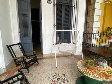 Rento  lineal mi casa colonial , en bajos en el vedado con jardín y portal , todo adentro - Img 65309755
