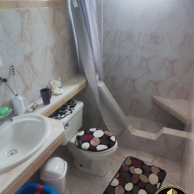 🏡✨ SE VENDE HERMOSA CASA DE DOS NIVELES EN LA LISA ✨🏡 Si buscas comodidad, confort y una casa lista para vivir - Img 123885363