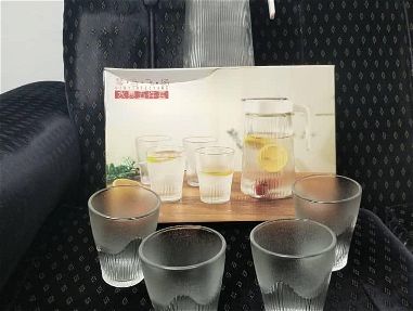Se venden varios juegos de vasos y copas en sus cajas - Img main-image