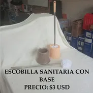 ESCOBILLA SANITARIA CON BASE, ENTREGA DE FACTURA, VARIEDAD DE ÚTILES DEL HOGAR, ETC - Img 55250404