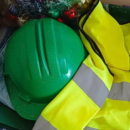 casco y chaleco de seguridad para obras - Img 57565288
