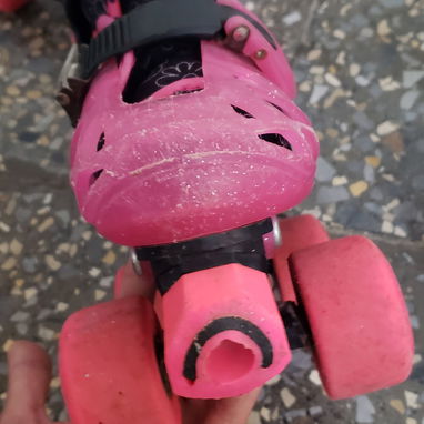 🛼SE VENDEN🛼 Patines de uso de 4 ruedas   Patines rosas🩷:Con todas sus protecciones: 50 usd  #33-36 aprox   Patines az - 5/5