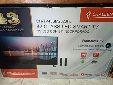 Smart tv nuevo con la base de paré yde mesa Android y dos mandos - Img main-image