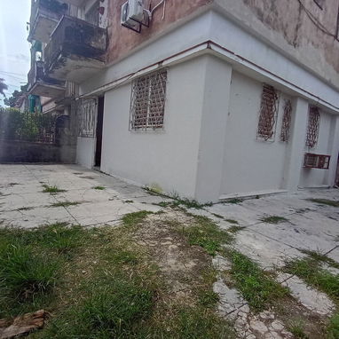 REBAJADO EN OFERTA!!! Listo para llegar y vivir!! Apartamento en venta de 2 cuartos en bajos con garaje, Santos Suárez - Img 125227318