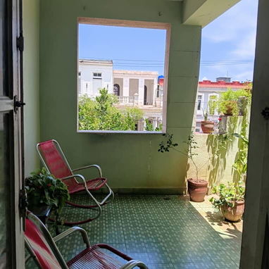 Apartamento en buen estado constructivo en el segundo piso de un edificio capitalista de 4 pisos en el Vedado - 2/10