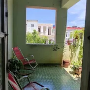 Apartamento en buen estado constructivo en el segundo piso de un edificio capitalista de 4 pisos en el Vedado - Img 56752257