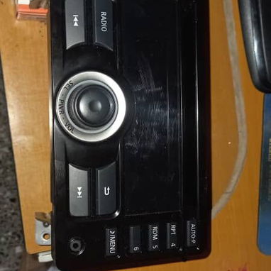 vendo Reproductora de Carro CD/USB/Aux uso pero OK me falta el conector trasero, pero un electrico se lo soluciona solo - Img 123414888