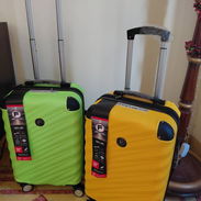 Maletas de viaje de 10 kg con candado numérico. También tiene puertos de carga y cables para cargar el celular - Img 55955464