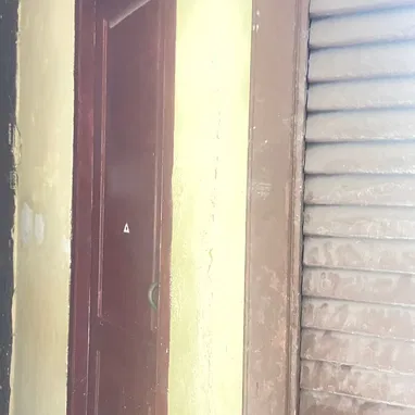 SE VENDE APTO EN LA HABANA VIEJA LUZ 24 H AGUA SIN PROBLEMAS UN DÍA SI OTRO NO GAS DE LA CALLE - Img 121636687