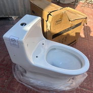 TASA DE BAÑO / NUEVA / MONOLÍTICA /CON SUS HERRAJES DENTRO DEL TANQUE / DESCARGA AL PISO - Img 55085699