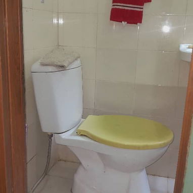 🏛*111-Apto en venta en el Vedado [ en Interior ]*  ⚠️*OJOOOO* *NUNCA SE VA LA LUZ*⚠️  😎*Consta de 2/4,sala,comedor,coc - Img 122990312