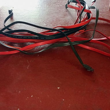 Se venden chapillas de PC y cables SATA. - 2/2
