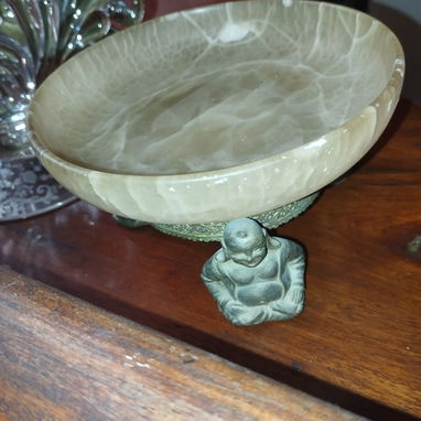 Vendo centro de mesa. Adorno de alabastro y la base son 3 budas de bronce. C-17 cm, A-10 cm - 3/5
