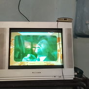 Vendo una cama camera con colchón, televisor y espejo en buen estado. - Img 56482451