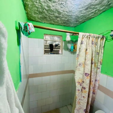 Vendo casa en Marianao pogolotti Cuenta con dos habitaciones contando también con sala, cocina comedor ,baño, traspatio - Img 126005516