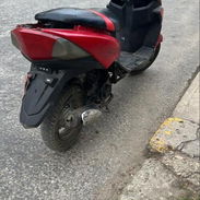 Moto automática 100 cc rin 12 alante y 10 atrás papeles del motor y papeles del cuadro 600 hay q pasarle la mano pero es - Img 55955924