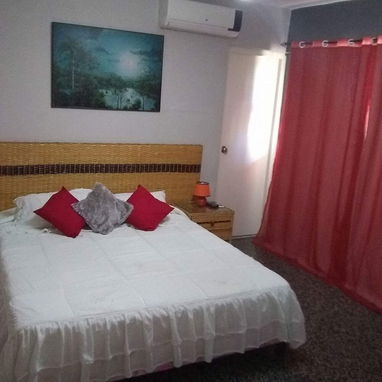 SE RENTA APARTAMENTO DE 3 HABITACIONES EN EL VEDADO, CON VISTA AL MALECON HABANERO. 53880216 - Img 121929348
